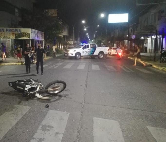 Un joven chocó con su moto en Berisso y pelea por su vida