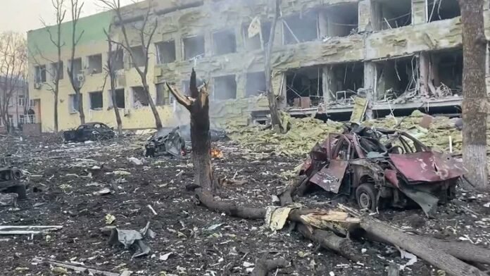 Invasión de Rusia a Ucrania: la artillería de Putin bombardeó y destruyó una maternidad en Mariupol