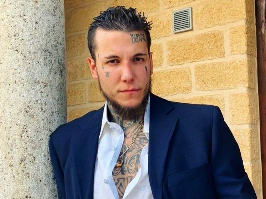 Alex Caniggia exhibió varios fajos de dinero y un merendero de chicos lo desafió: “Visitanos en Navidad”