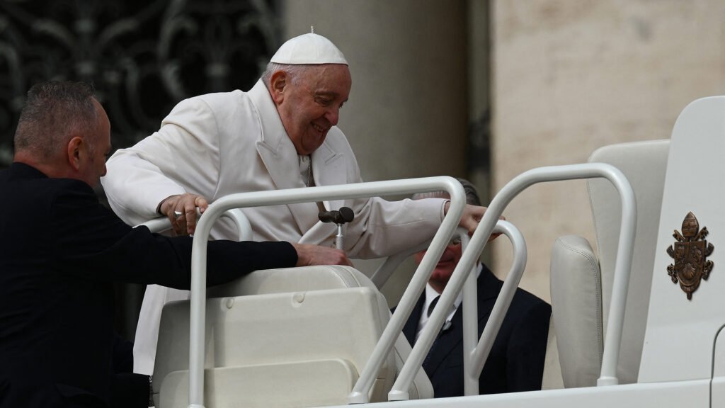 El Papa Francisco tiene bronquitis infecciosa y se está recuperando bien: podría ser dado de alta en unos días