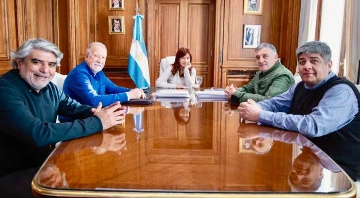 Cristina Kirchner sigue recibiendo a dirigentes en el Senado y, sin ser candidata, define la estrategia electoral del FdT
