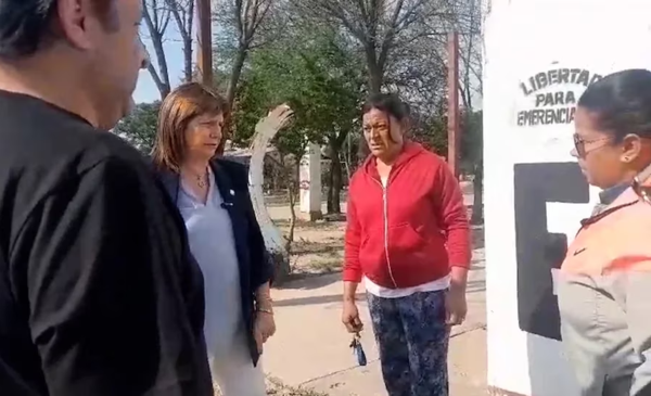 VIDEO. Tensión e insultos: Patricia Bullrich visitó el barrio Emerenciano en Chaco