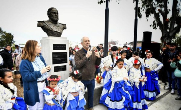 Alak inauguró busto junto a la comunidad paraguaya