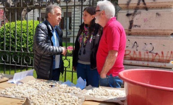 La izquierda puso la mesa y cocinó ñoquis frente a la Legislatura