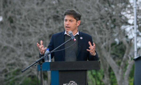 Elecciones 2023.- Axel Kicillof comparó a Javier Milei con un “curandero” y lo llamó “terraplanista” de la economía