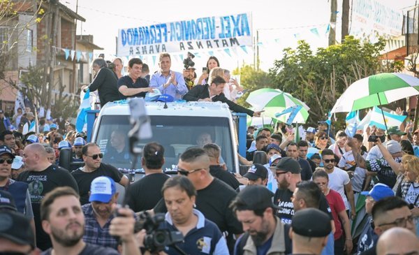 Elecciones 2023.- Axel Kicillof y Sergio Massa cerraron en La Matanza la caravana oficialista que arrancó en Berisso