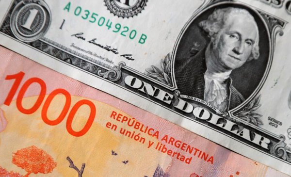 Y llegó a las 4 cifras: el blue superó los 1.000 pesos