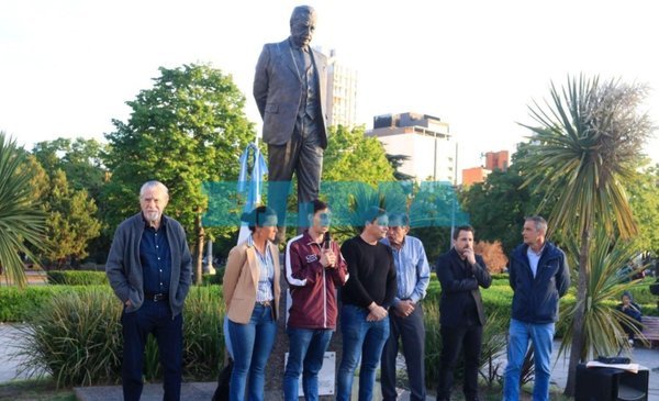 El radicalismo platense celebró los 40 años de democracia en el monumento de Alfonsín