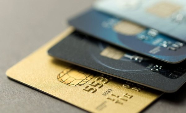 Cuidado con las tarjetas: aumenta el costo para refinanciar deudas