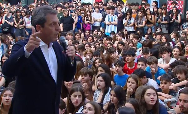 Elecciones 2023.- Massa cerró la campaña con estudiantes del Carlos Pellegrini