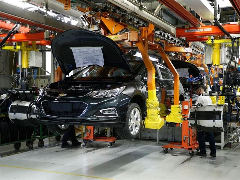 La industria automotriz argentina bajó la producción un 16,7% en enero