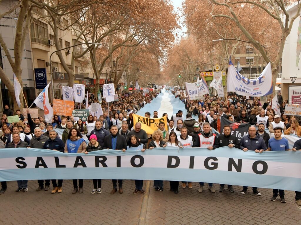 Crisis económica en Argentina: Salarios caen a niveles históricos por debajo de la crisis de 2001