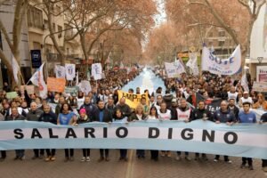 Crisis económica en Argentina: Salarios caen a niveles históricos por debajo de la crisis de 2001