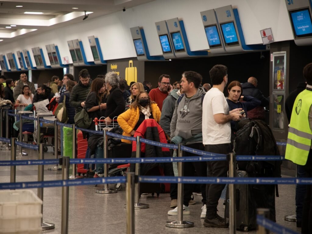 Paro en aeropuertos por parte de ATE-ANAC en reclamo de mejores salarios y contra despidos