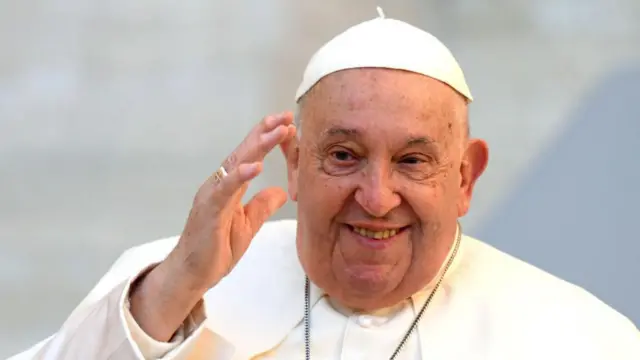 El papa Francisco mejora, pero sigue internado bajo control médico