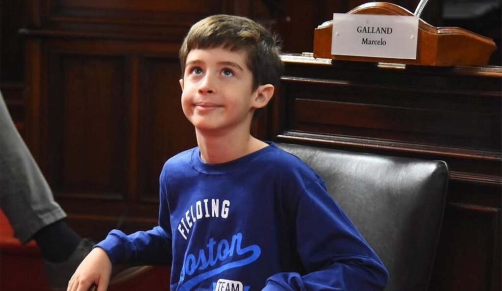 Stéfano, el genio platense de 8 años que deslumbra con su inteligencia y pasión por los autos