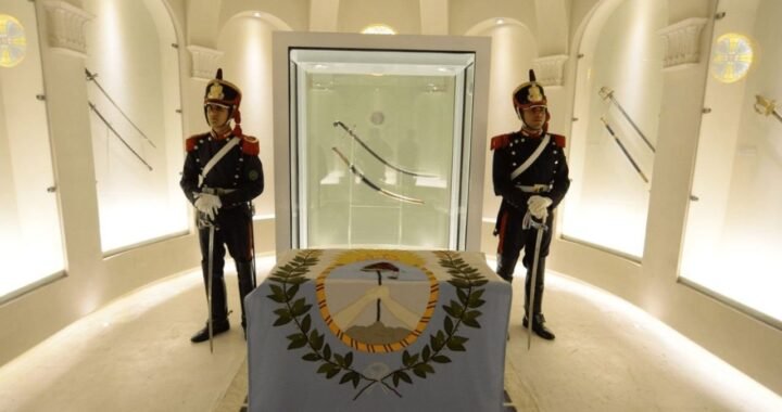 El sable corvo de San Martín fue trasladado al Regimiento de Granaderos por decreto oficial
