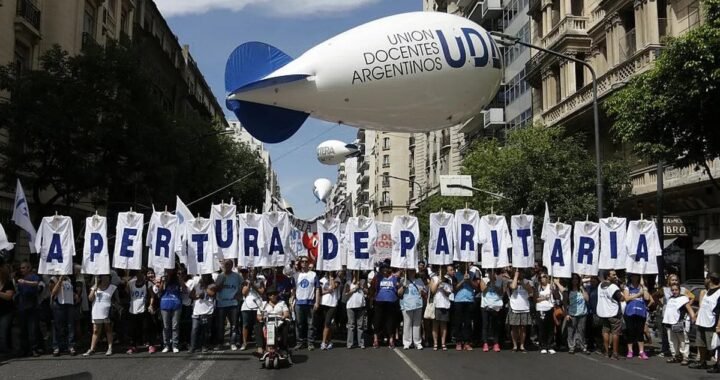 Paro docente nacional complica el inicio de clases y fuerza al Gobierno a reabrir la negociación