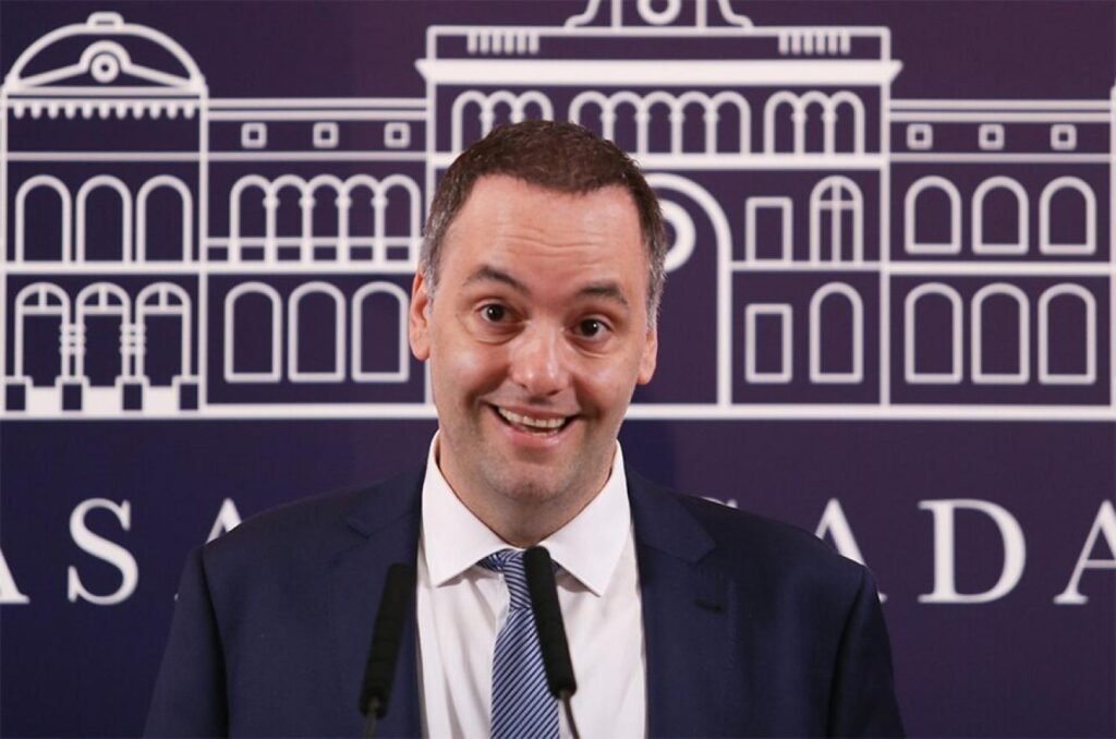 Adorni se defendió por sus viajes, evitó dar detalles y busca retomar el control político