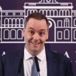 Adorni se defendió por sus viajes, evitó dar detalles y busca retomar el control político