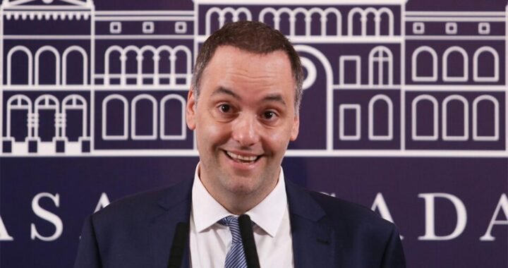 Adorni se defendió por sus viajes, evitó dar detalles y busca retomar el control político