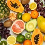 Tres frutas que ayudan a dormir mejor y por qué conviene comerlas de noche