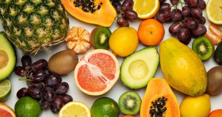 Tres frutas que ayudan a dormir mejor y por qué conviene comerlas de noche