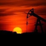 El petróleo se desploma más de 12% tras la reapertura del estrecho de Ormuz
