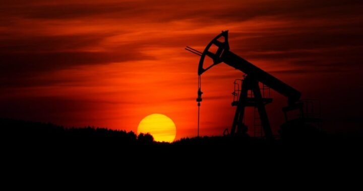 El petróleo se desploma más de 12% tras la reapertura del estrecho de Ormuz