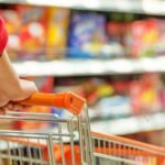 Consumo en Argentina: las familias compran menos, buscan promociones y priorizan los “gustitos” accesibles